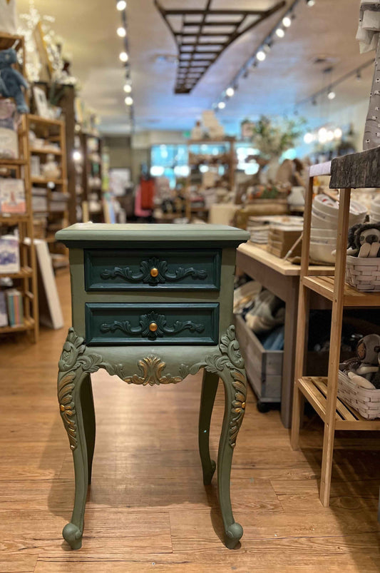 Finished photo of side table painted with Chalk Paint® for furniture Annie Sloan