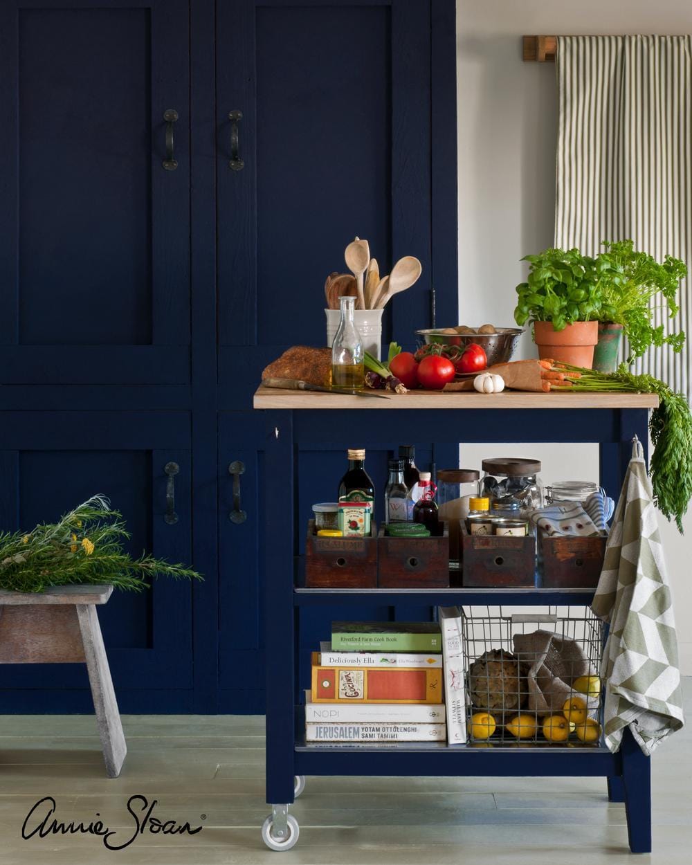 The Owl Box Blue Chalk Paint Chalk Paint® by Annie Sloan Oxford Navy